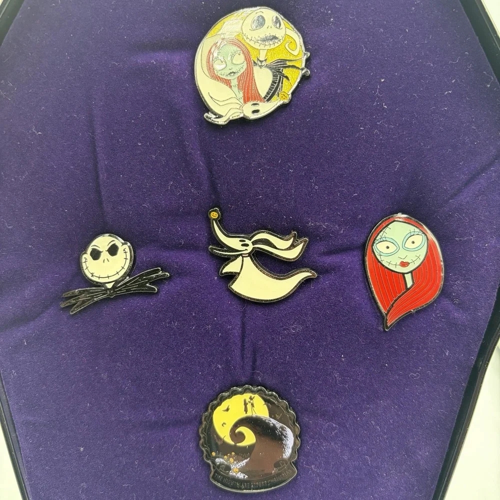 Disney The Nightmare Before Christmas Enamel 5 Pin Gift Set Coffin Tin Halloween